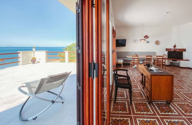 Cosy apartment in villa for 6 people with WIFI, hot tub, TV, patio, pets allowed and parking