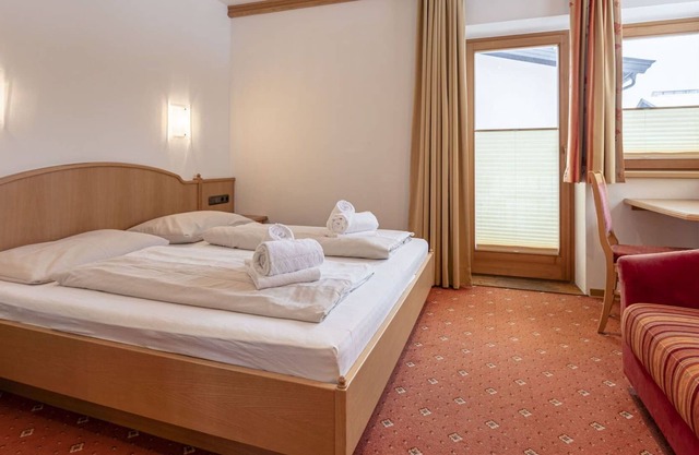 Cosy apartment for 5 guests with WIFI, hot tub, TV, balcony, pets allowed and parking