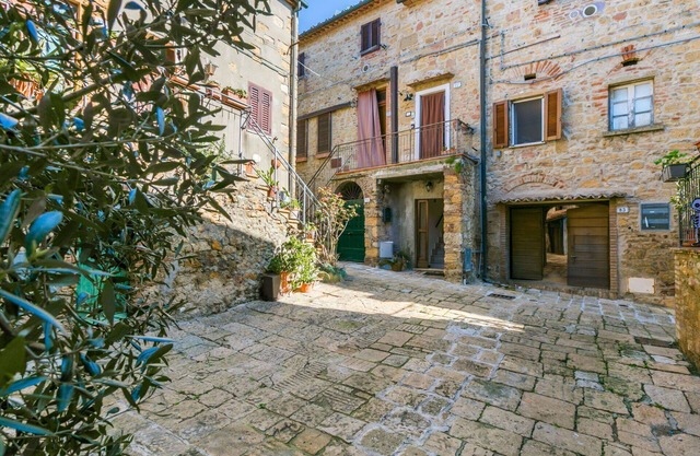 Cosy apartment for 5 people with WIFI, TV, patio, pets allowed and parking