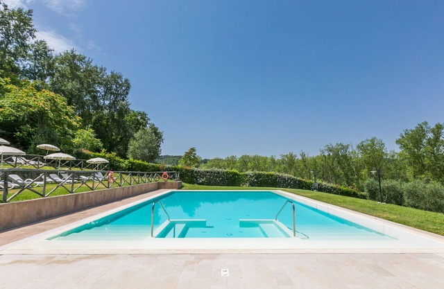 Cosy apartment in villa for 8 guests with A/C, WIFI, pool, TV, terrace, pets allowed and parking