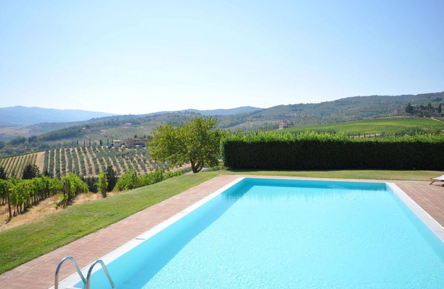 Cosy apartment with pool, WIFI, TV, pets allowed, panoramic view, parking, close to Greve In Chianti