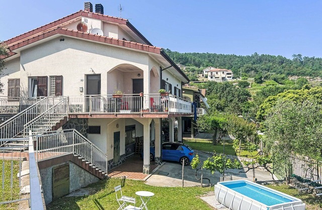 Cosy apartment for 6 guests with private pool, TV, balcony, pets allowed and parking