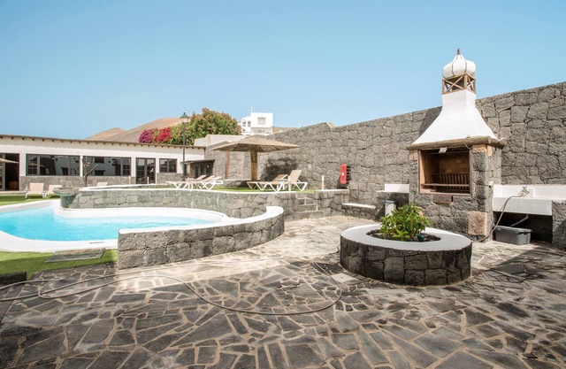 Cosy Apartment "4" with Terrace, Community Pool & Wi-Fi