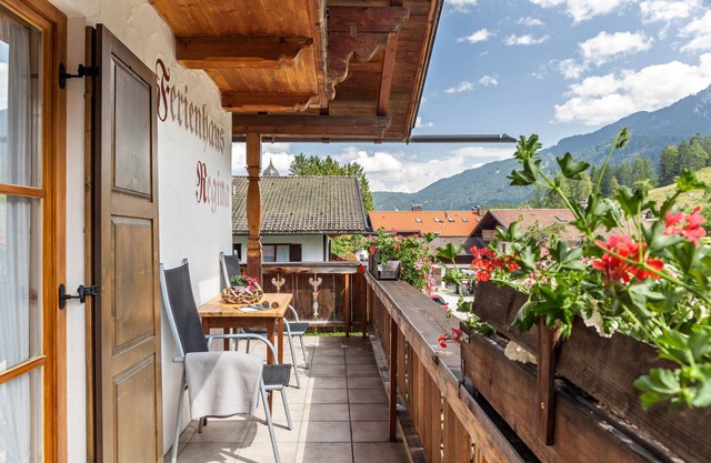 Cosy Apartment "Edelweiß" with Mountain View, Wi-Fi & Balcony