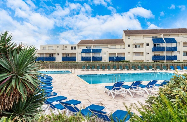 Cosy apartment for 4 people with WIFI, pool, TV, terrace, pets allowed and parking