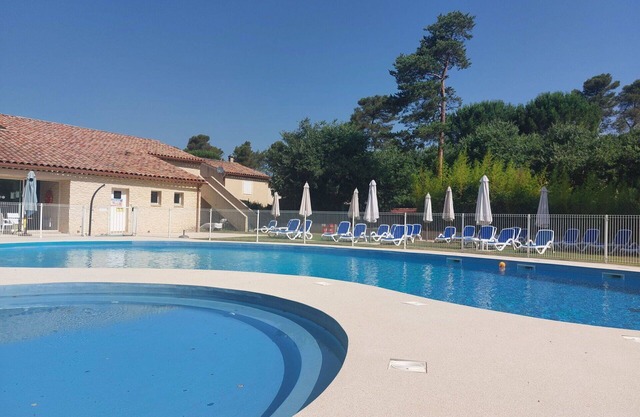 Cosy apartment for 6 guests with WIFI, pool, TV, terrace and parking