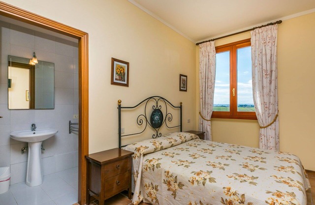 Cosy apartment for 2 guests with A/C, pool, WIFI, TV, pets allowed and parking