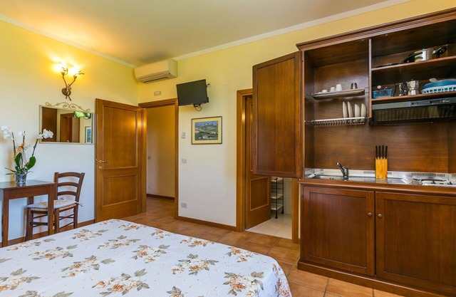 Cosy apartment for 2 people with pool, WIFI, A/C, TV, pets allowed and parking