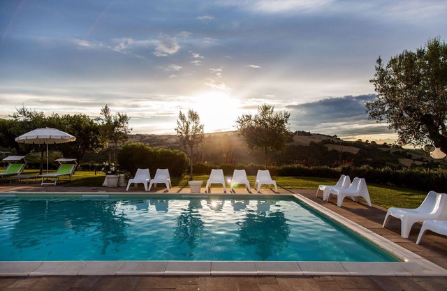 Cosy apartment for 4 guests with WIFI, A/C, pool, TV, pets allowed and parking