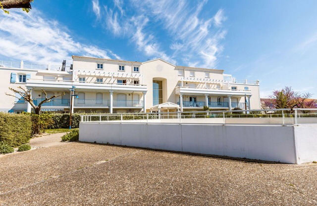 Cosy apartment for 4 people with WIFI, pool, TV, balcony and pets allowed