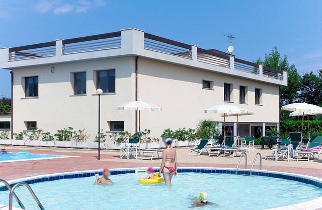Cosy apartment for 6 people with A/C, pool, WIFI, TV, terrace, pets allowed and parking