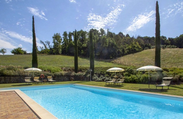 Cosy apartment for 6 people with pool, WIFI, TV, pets allowed and parking