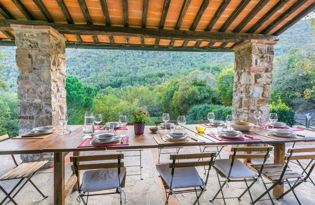 Cosy apartment for 13 people with WIFI, TV, patio, pets allowed and parking