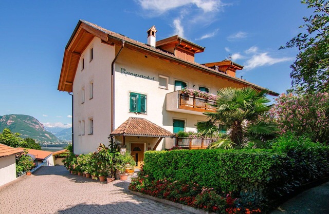 Cosy apartment for 2 people with pool, WIFI, TV, patio and parking