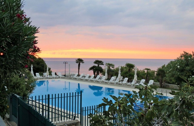 Cosy apartment for 4 guests with pool, WIFI, TV, terrace, pets allowed and parking