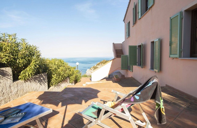 Cosy apartment for 4 guests with WIFI, A/C, TV, terrace and parking