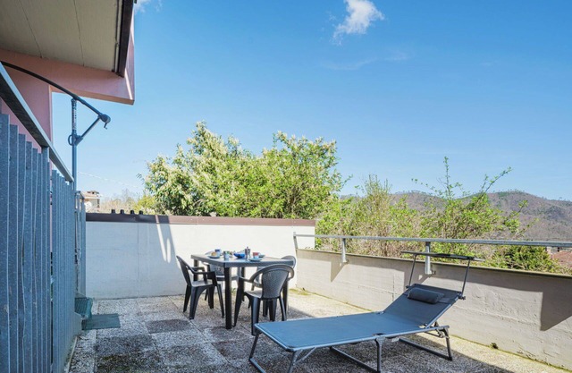 Cosy apartment for 4 people with WIFI, pool, TV, terrace and parking