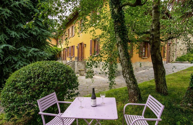 Cosy apartment for 4 people with WIFI, TV, patio, pets allowed and parking