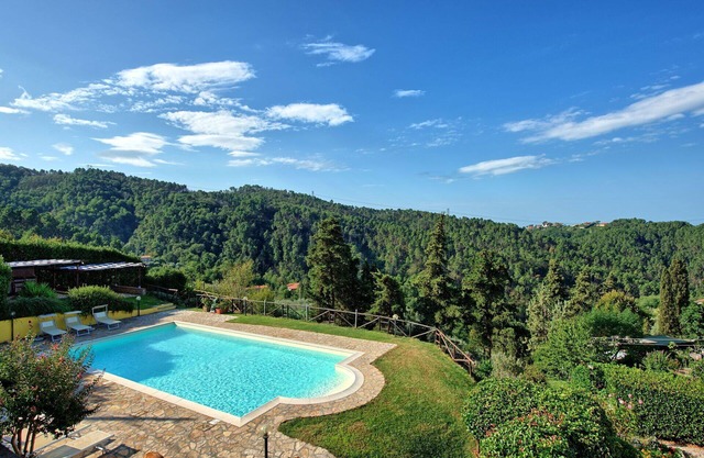 Cosy apartment for 4 people with pool, WIFI, TV and panoramic view, close to Viareggio