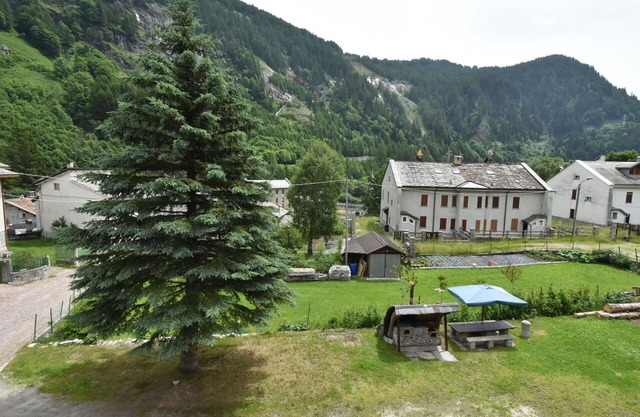 Cosy apartment for 4 people with WIFI, TV, terrace, pets allowed and parking