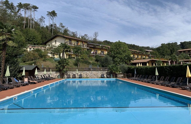 Cosy apartment for 4 people with hot tub, pool, WIFI, TV, terrace, pets allowed and parking