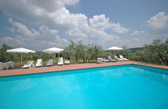 Cosy apartment for 4 people with pool, WIFI and TV, close to Florence