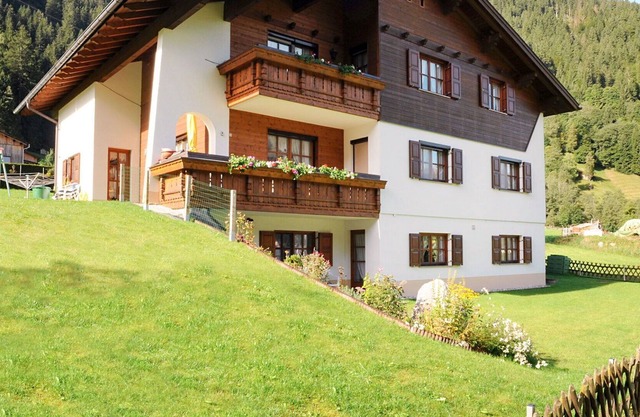Cosy apartment for 5 people with WIFI, TV, patio, pets allowed and parking