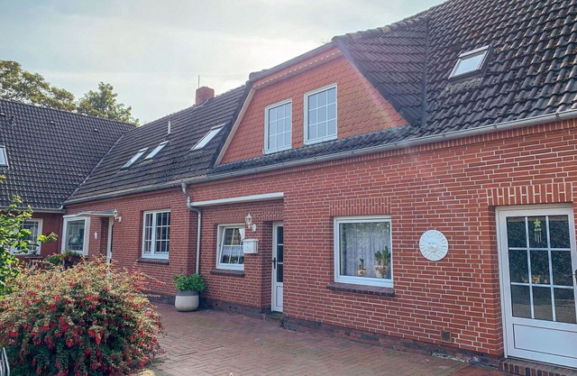 Cosy apartment for 5 guests with TV, terrace and parking
