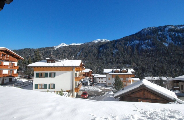 Cosy apartment for 5 guests with WIFI, TV, balcony, pets allowed and parking