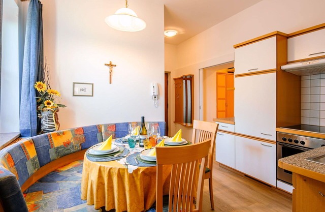 Cosy apartment for 5 people with WIFI, pool, TV, patio and parking