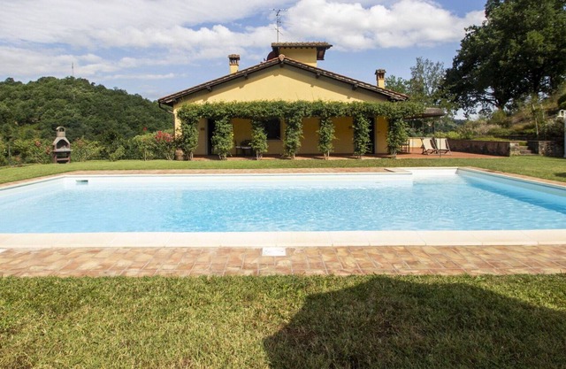 Cosy apartment for 5 guests with WIFI, pool, TV, pets allowed and parking