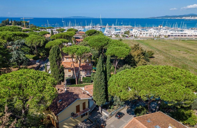 Cosy apartment for 5 guests with WIFI, A/C, TV, patio, pets allowed and parking