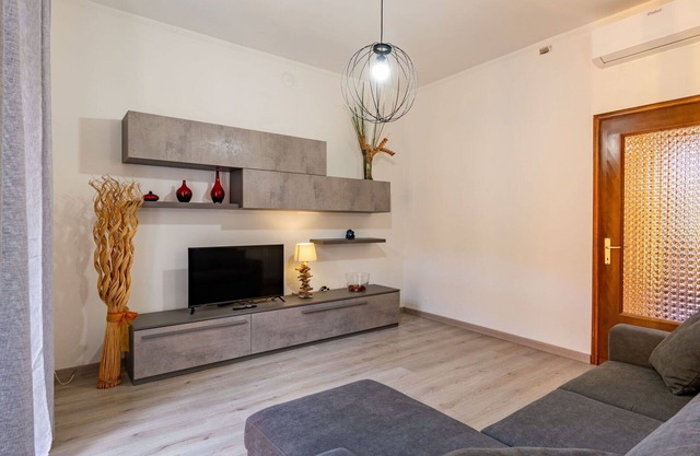 Cosy apartment for 5 people with A/C, WIFI, balcony and parking