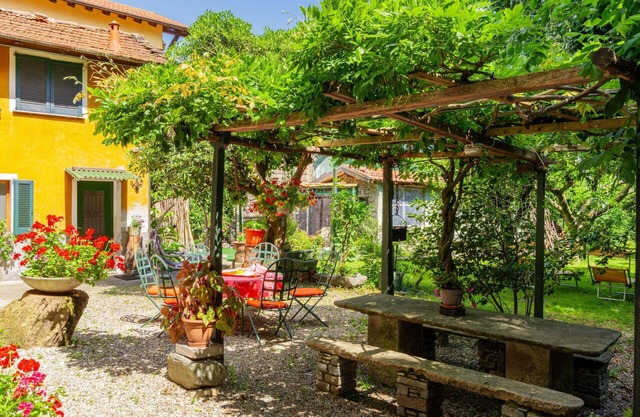 Cosy apartment for 5 people with WIFI, TV, patio, pets allowed and parking