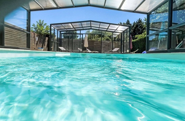 Cosy apartment for 6 people with WIFI, pool, TV, terrace, pets allowed and parking