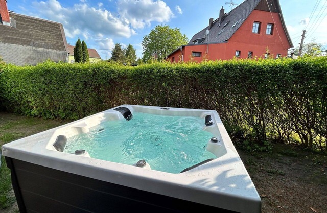 Cosy apartment for 6 guests with WIFI, hot tub, TV, patio, pets allowed and parking