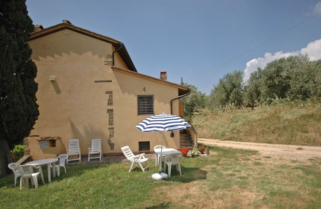 Cosy apartment for 6 guests with WIFI, pool and parking, close to Florence
