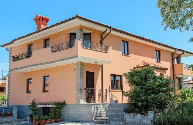 Cosy apartment for 6 guests with A/C, WIFI, TV and balcony