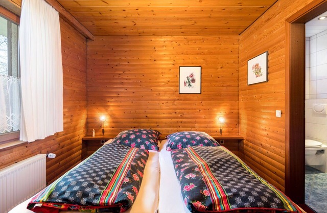 Cosy apartment for 6 people with WIFI, TV, patio, pets allowed and parking