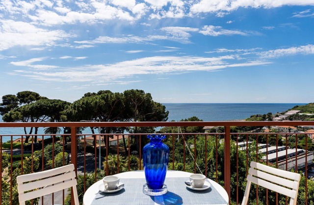 Cosy apartment for 6 people with WIFI, A/C, TV, balcony, pets allowed and parking