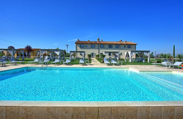 Cosy apartment for 6 people with WIFI, A/C, pool, TV, panoramic view and parking