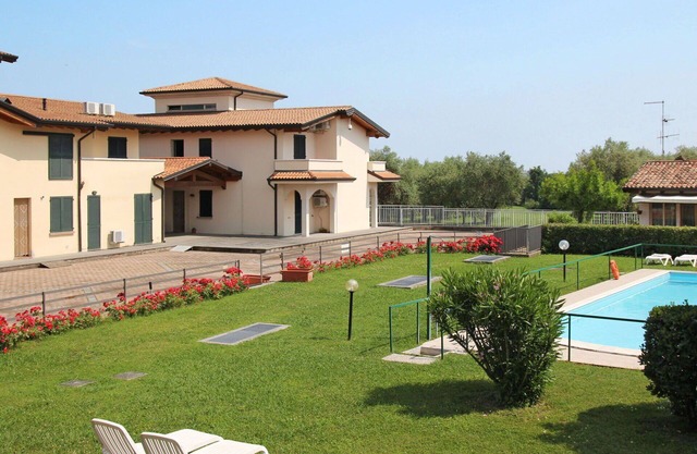 Cosy apartment for 7 guests with A/C, WIFI, pool, TV, patio and pets allowed