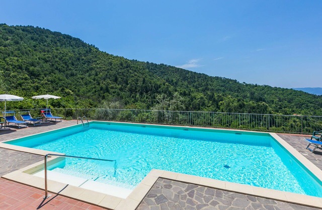 Cosy apartment for 7 guests with WIFI, pool, TV, panoramic view and parking