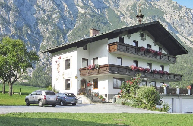 Cosy apartment for 7 people with WIFI, TV, balcony, pets allowed and parking