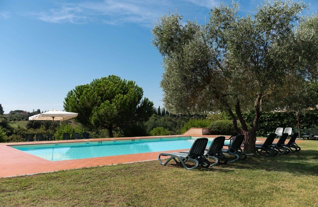 Cosy apartment for 8 guests with hot tub, WIFI, pool, pets allowed and parking