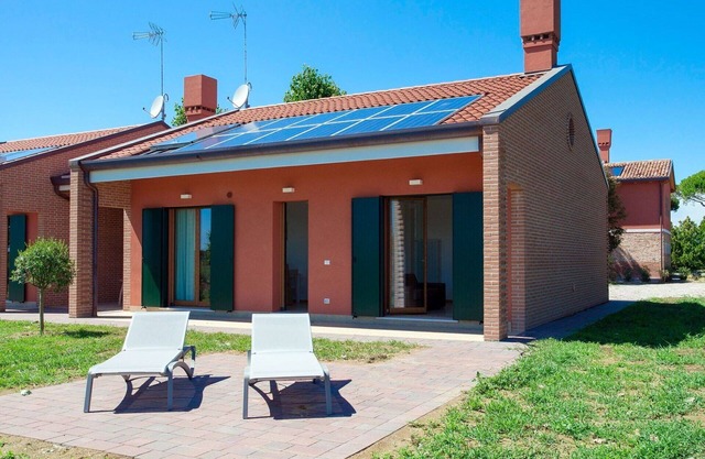 Cosy apartment for 8 people with WIFI, A/C, TV, patio and parking
