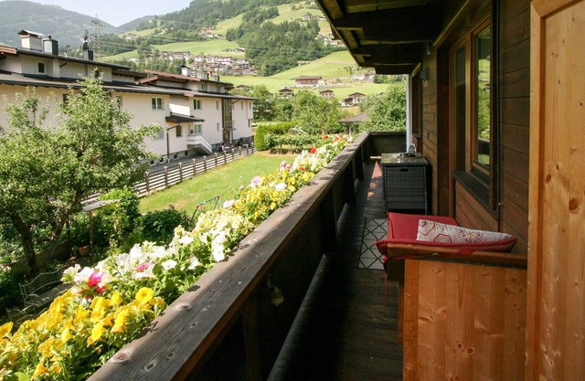 Cosy apartment for 8 people with WIFI, TV, balcony and parking