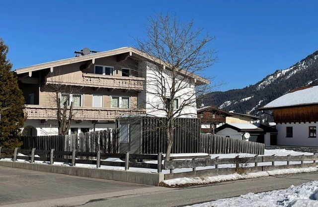 Cosy apartment for 5 people with WIFI, TV, patio and parking