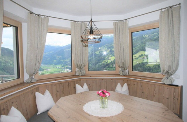 Cosy apartment for 8 guests with WIFI, TV, terrace, pets allowed and parking