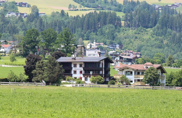 Cosy apartment for 4 guests with WIFI, TV, balcony, pets allowed, panoramic view and parking